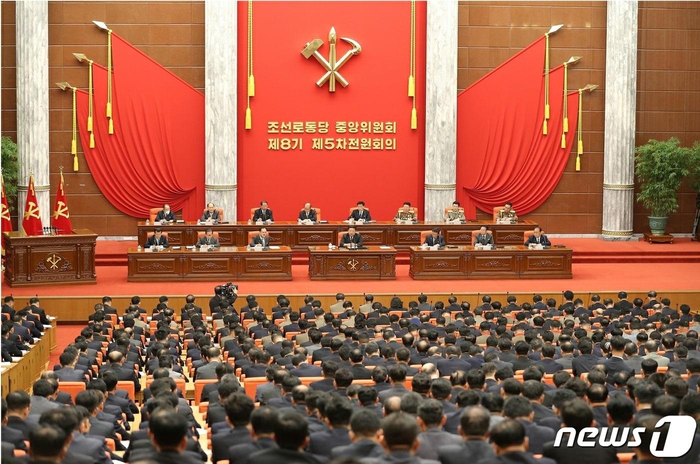 본문 이미지 - (평양 노동신문=뉴스1) = 북한 노동당 중앙위원회 제8기 5차 전원회의 확대회의. [국내에서만 사용가능. 재배포 금지. DB 금지. For Use Only in the Republic of Korea. Redistribution Prohibited] rodongphoto@news1.kr