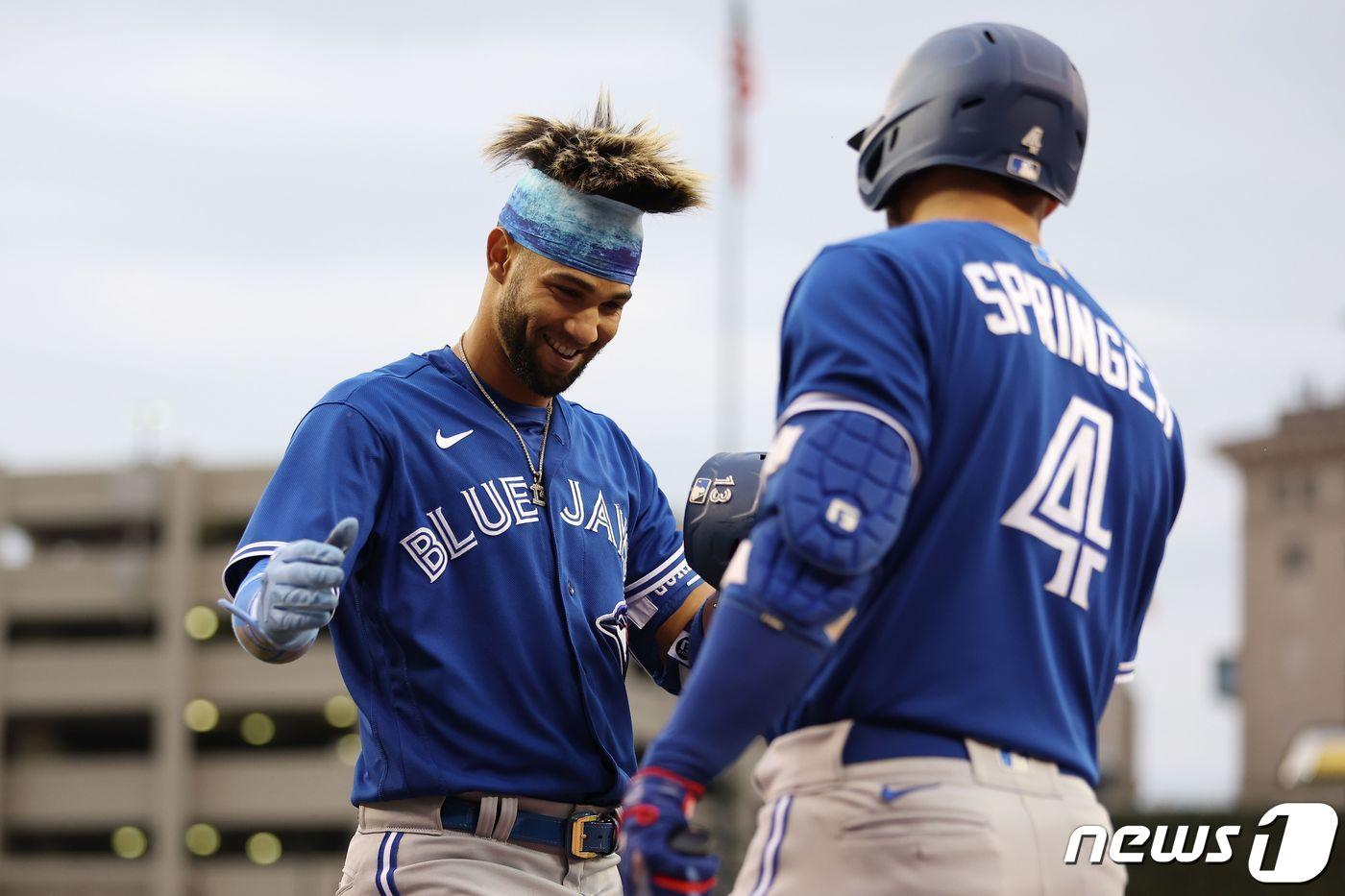 토론토 블루제이스 루에더스 구리엘 주니어(왼쪽)와 조지 스프링어. ⓒ AFP=뉴스1