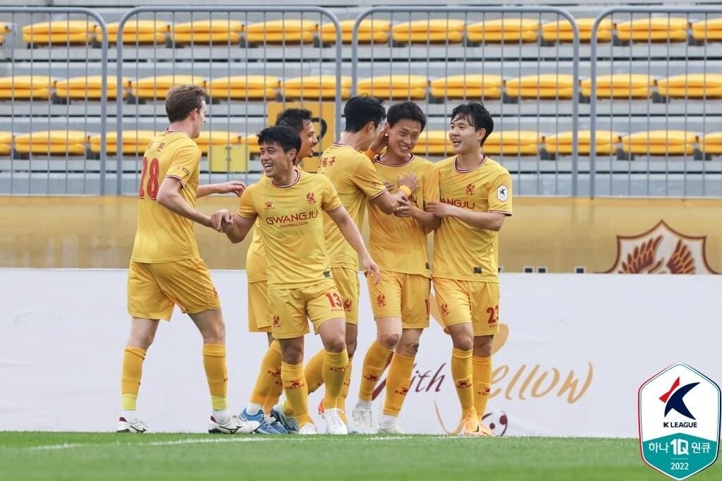 본문 이미지 - 광주FC 선수들이 11일 FC안양전에서 득점 후 기뻐하고 있다.(한국프로축구연맹 제공) ⓒ 뉴스1