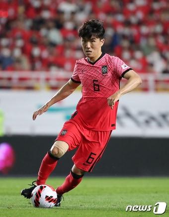 본문 이미지 - 10일 경기 수원월드컵경기장에서 열린 2002 한일월드컵 20주년 기념 평가전 대한민국과 파라과이의 경기, 대한민국 황인범. 2022.6.12/뉴스1 ⓒ News1 김진환 기자