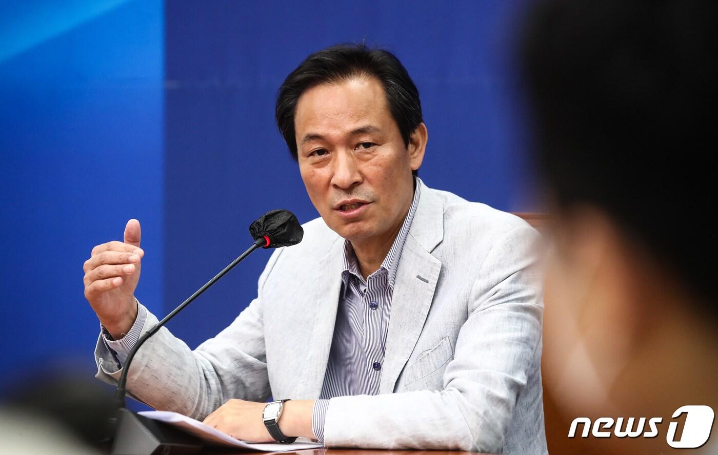 우상호 더불어민주당 비상대책위원장이 12일 서울 여의도 국회에서 열린 기자간담회에서 취재진 질문에 답하고 있다. (공동취재) 2022.6.12/뉴스1 ⓒ News1 유승관 기자