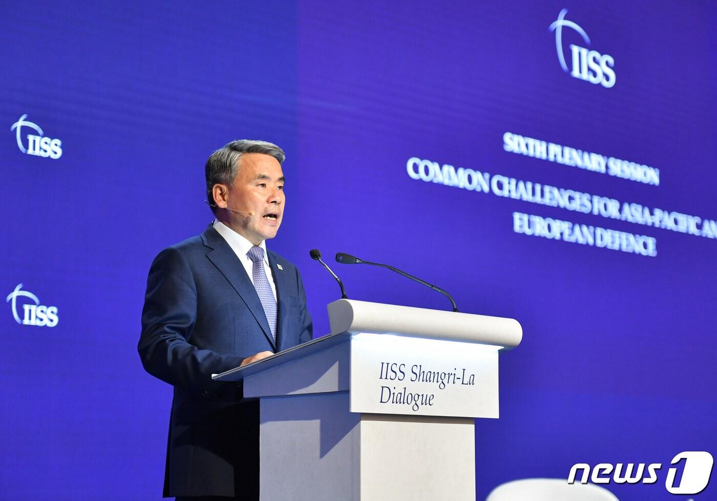 본문 이미지 - 이종섭 국방부 장관이 12일 오전 싱가포르 샹그릴라 호텔에서 열린 아시아안보회의(샹그릴라 대화)에서 본회의 세션에 참석, 연설하고 있다. (국방부 제공) ⓒ 뉴스1