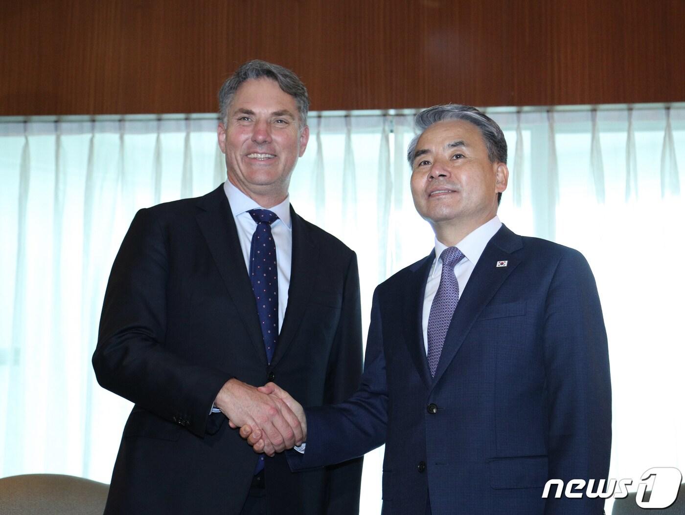 본문 이미지 - 이종섭 국방부 장관&#40;오른쪽&#41;과리처드 말스 호주 부총리 겸 국방장관. 2022.6.12/뉴스1 ⓒ News1 신웅수 기자