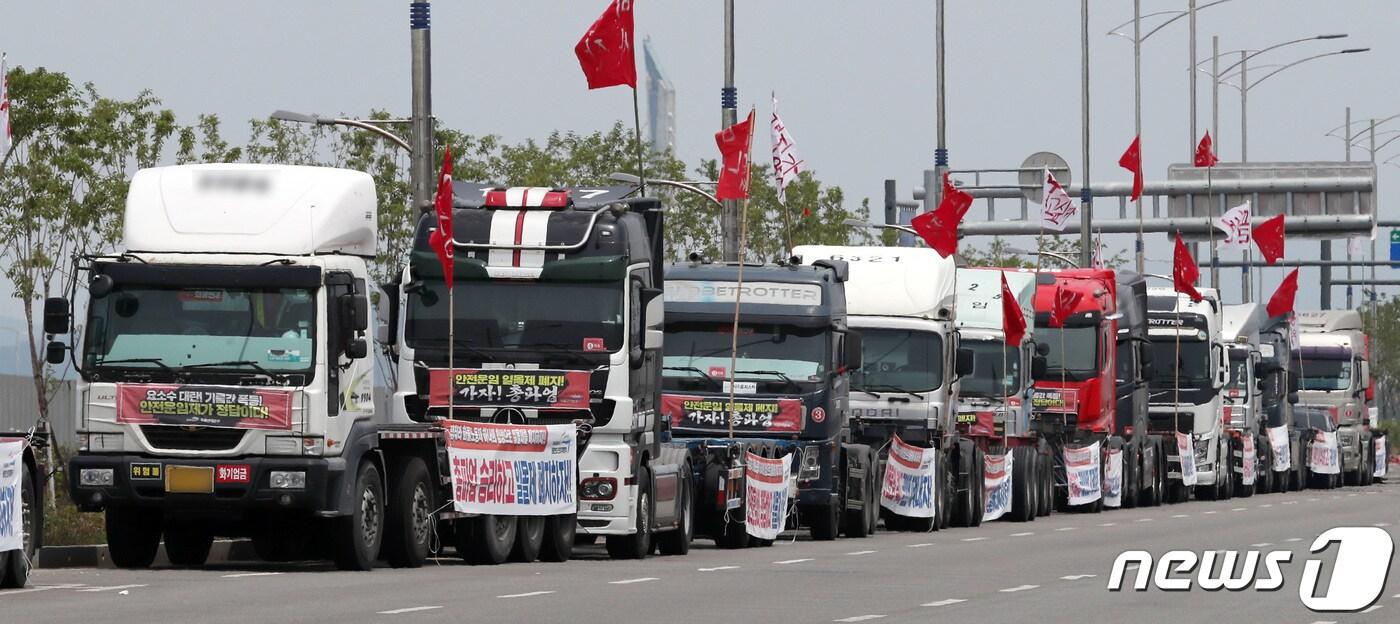 본문 이미지 - 화물연대 16개 지역본부가 총파업에 돌입한지 엿새째인 12일 오후 인천 연수구 송도국제도시 인천신항 컨테이너 부두 주변에 화물차량들이 줄지어 멈춰있다. 2022.6.12/뉴스1 ⓒ News1 구윤성 기자