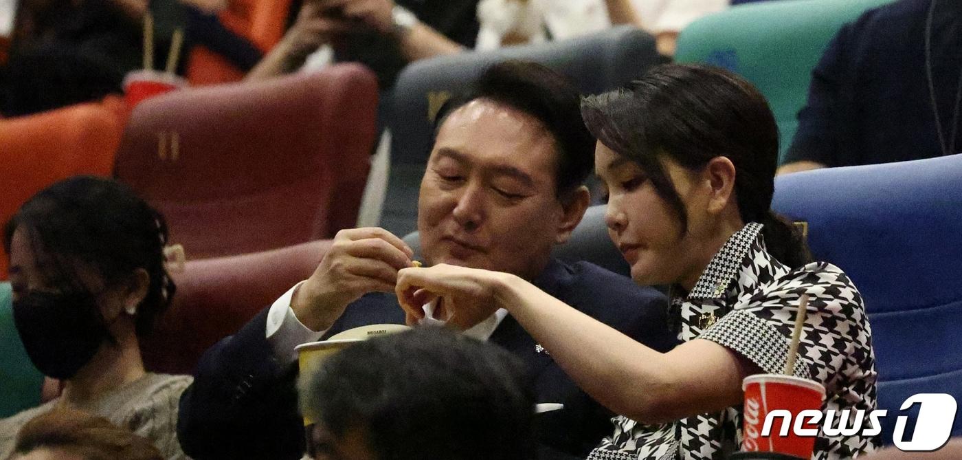 윤석열 대통령과 부인 김건희 여사가 12일 오후 서울 메가박스 성수점에서 제75회 칸 국제영화제 남우주연상(송강호) 수상작 영화 '브로커'를 관람하기 전 팝콘을 먹고 있다. (대통령실 제공) 2022.6.12/뉴스1 ⓒ News1 안은나 기자