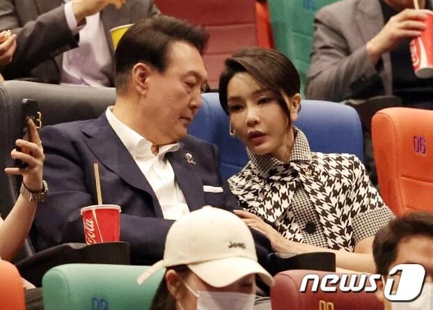 본문 이미지 - 윤석열 대통령과 부인 김건희 여사가 12일 오후 서울 메가박스 성수점에서 제75회 칸 국제영화제 남우주연상(송강호) 수상작 영화 '브로커'를 관람하기 전 대화를 나누고 있다. (대통령실 제공) 2022.6.12/뉴스1 ⓒ News1 안은나 기자