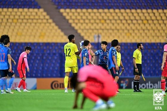 본문 이미지 - 12일 우즈베키스탄 타슈켄트 파흐타코르 스타디움에서 열린 2022 AFC U-23 아시안컵 8강전 한국과 일본의 경기에서 승리한 일본 선수들이 경기를 마치며 인사를 나누고 있다. 이번 경기에서 한국은 0대3으로 일본에 패배해 탈락했다. (대한축구협회 제공)2022.6.12/뉴스1