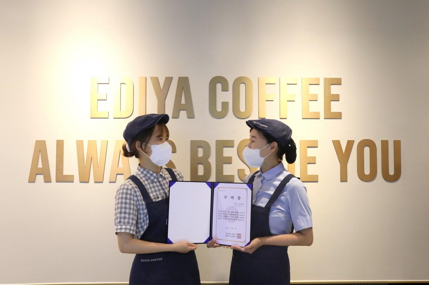 서울시 양천구에 위치한 이디야커피 목동아델리체점에서 박미경 점주(오른쪽)와 주현아 메이트가 이디야 메이트 희망기금 전달 기념 촬영을 하고 있다..(이디야커피 제공)ⓒ 뉴스1