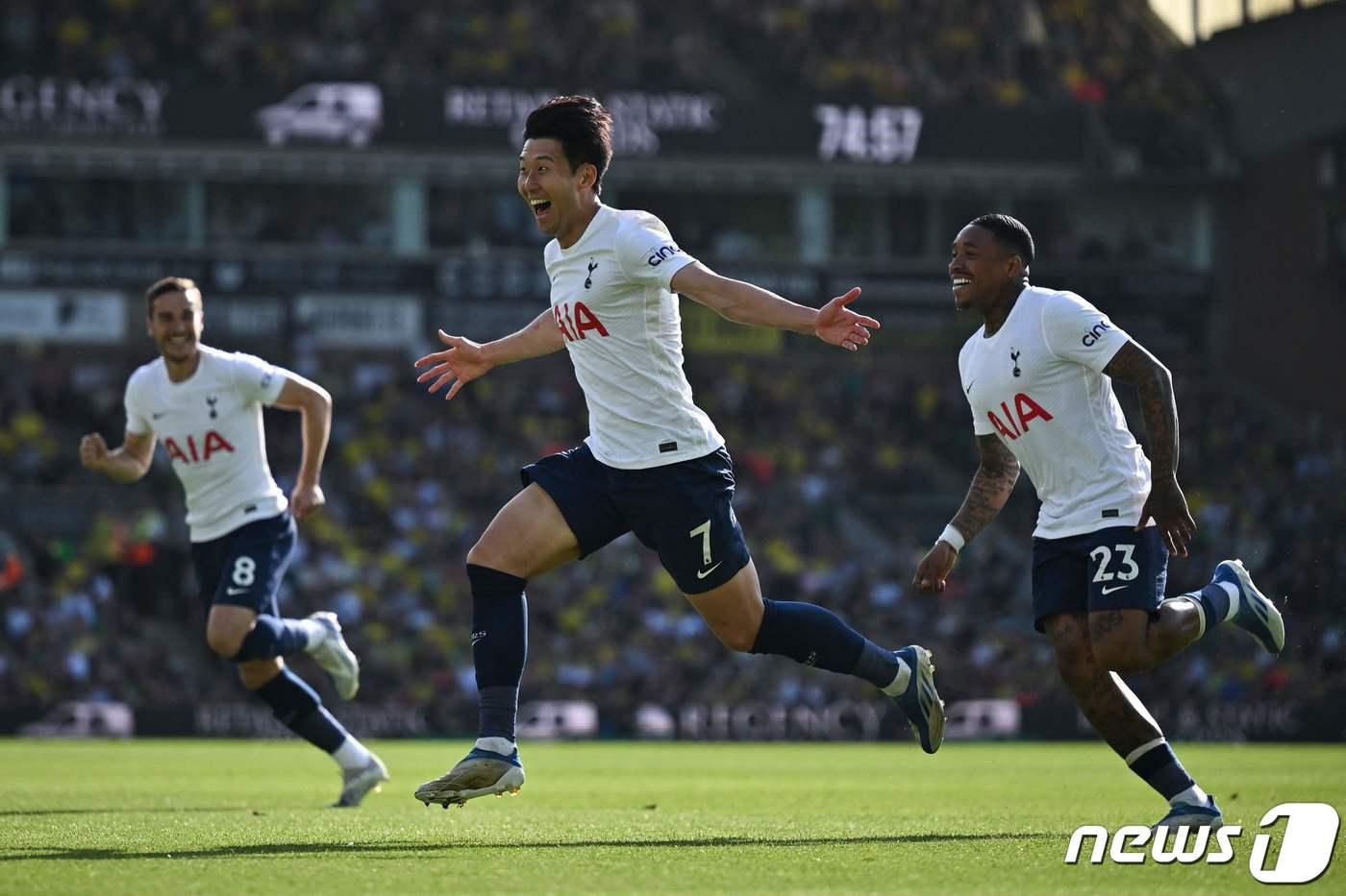 토트넘 홋스퍼의 손흥민(가운데) ⓒ AFP=뉴스1