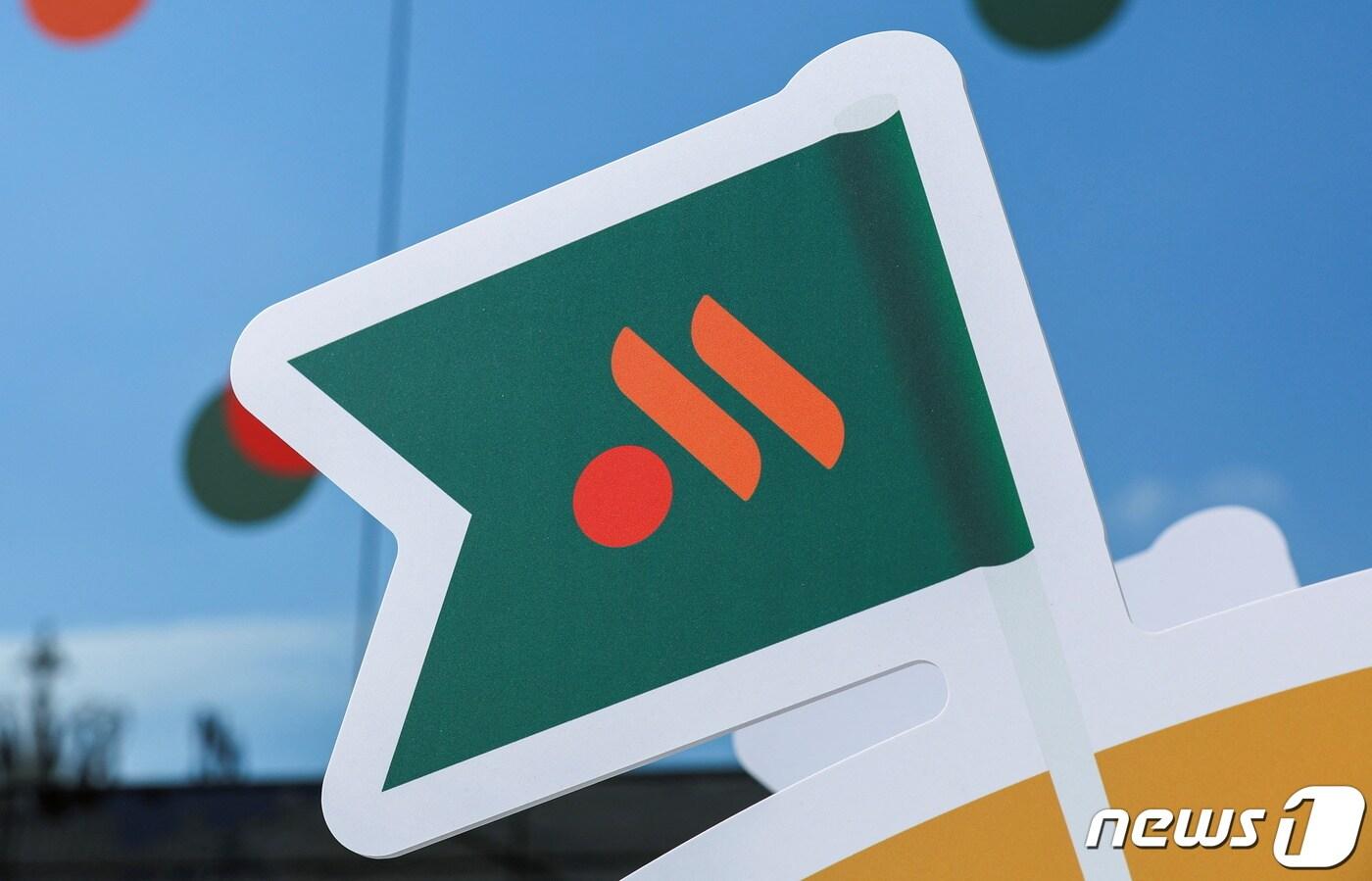 본문 이미지 - 12일(현지시간) 맥도날드가 러시아에서 사업을 철수하면서 새롭게 문을 연 브쿠스나이 또치카 패스트푸트체인점. 2022.06.12/뉴스1 ⓒ 로이터=뉴스1 ⓒ News1 김민수 기자