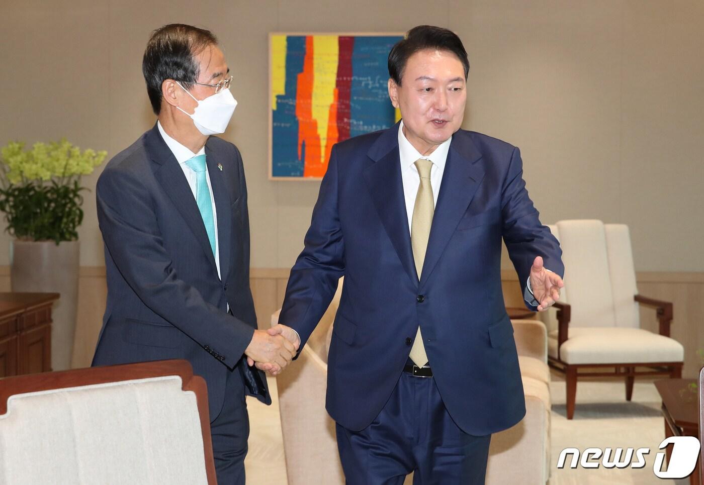 윤석열 대통령이 지난 2022년 6월 13일 용산 대통령실 집무실에서 열린 한덕수 국무총리와의 첫 주례회동 사전 환담에서 악수를 나누고 있다. 대통령실사진기자단 2022.6.13/뉴스1 ⓒ News1 오대일 기자