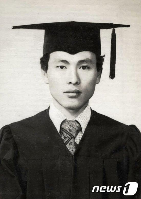 본문 이미지 - 윤상원 열사 생전 모습.&#40;윤상원 기념사업회 제공&#41;/뉴스1DB