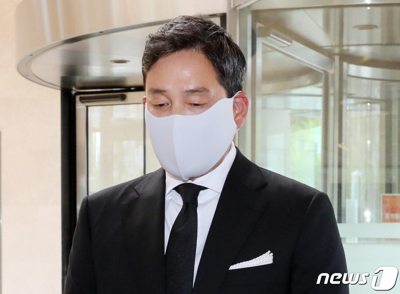 본문 이미지 - 정용진 신세계그룹 부회장이 지난 서울 강남구 삼성서울병원에 마련된 이재관 전 새한그룹 부회장의 빈소에 도착했다. 정 부회장은 이재관 전 새한그룹 부회장이 별세하자 빈소가 마련되기도 전에 유족보다 먼저 장례식장을 찾았다. 정 부회장은 故 이재관 전 새한그룹 부회장과 이종사촌 관계다. 2022.6.13/뉴스1 ⓒ News1 박지혜 기자