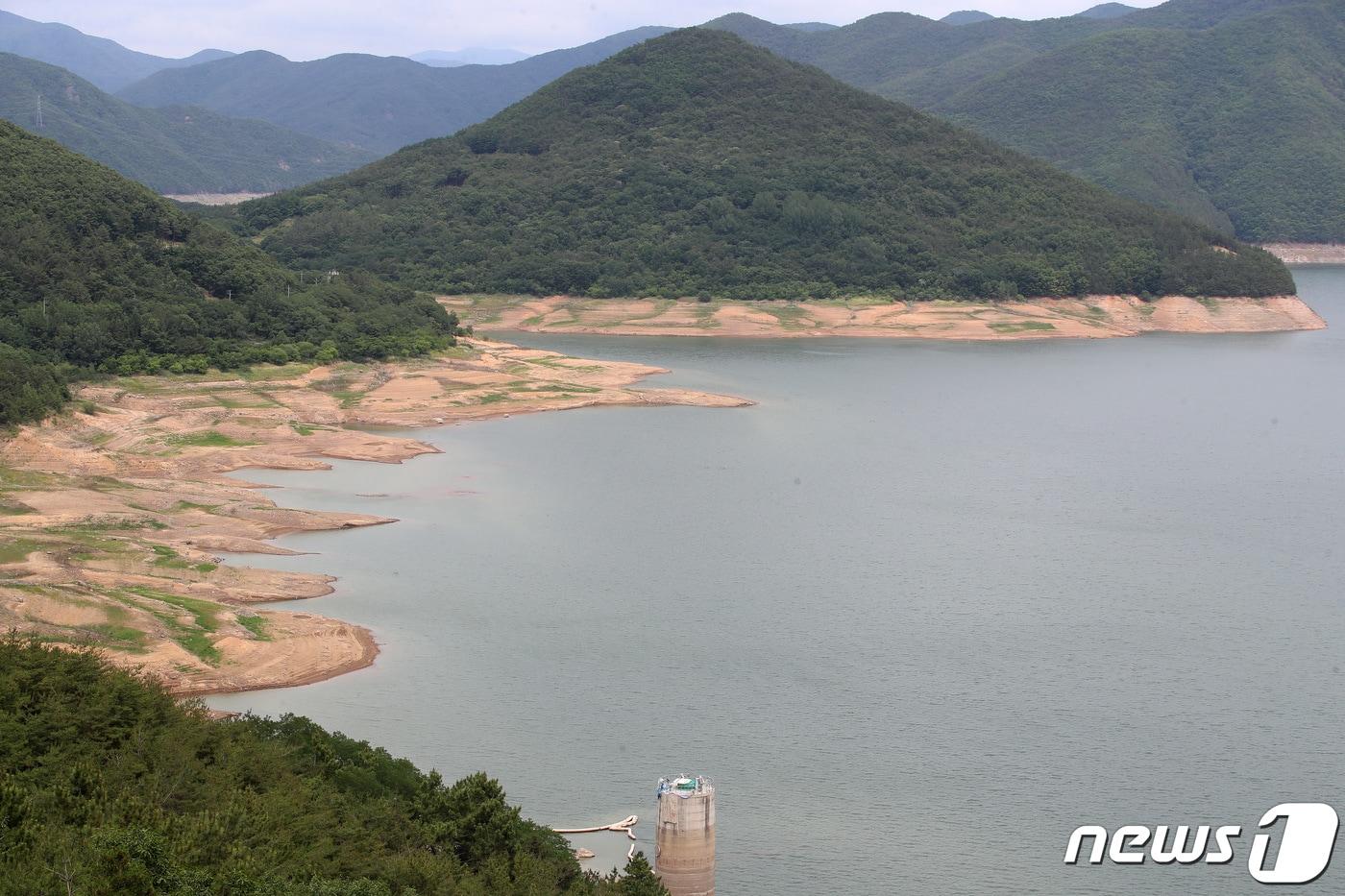 12일 오전 8시10분 기준 용수댐인 운문댐의 저수율은 37.8%로 가뭄 대응 단계는 주의로 일부 지자체가 단수를 대비해 생수 확보에 나서고 있다. ⓒ News1 DB