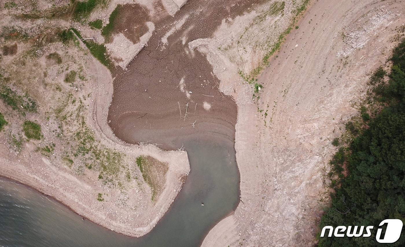 본문 이미지 - 13일 가뭄으로 인해 경북 청도군 운문댐 수위가 낮아지면서 곳곳에 물이 말라 가장자리 땅이 드러나고 있다. 이날 운문댐 저수율은 23.6%까지 내려가 극심한 가뭄에 해당하는 '심각' 단계가 발령된 상태다. 2022.6.13 ⓒ 뉴스1 공정식 기자