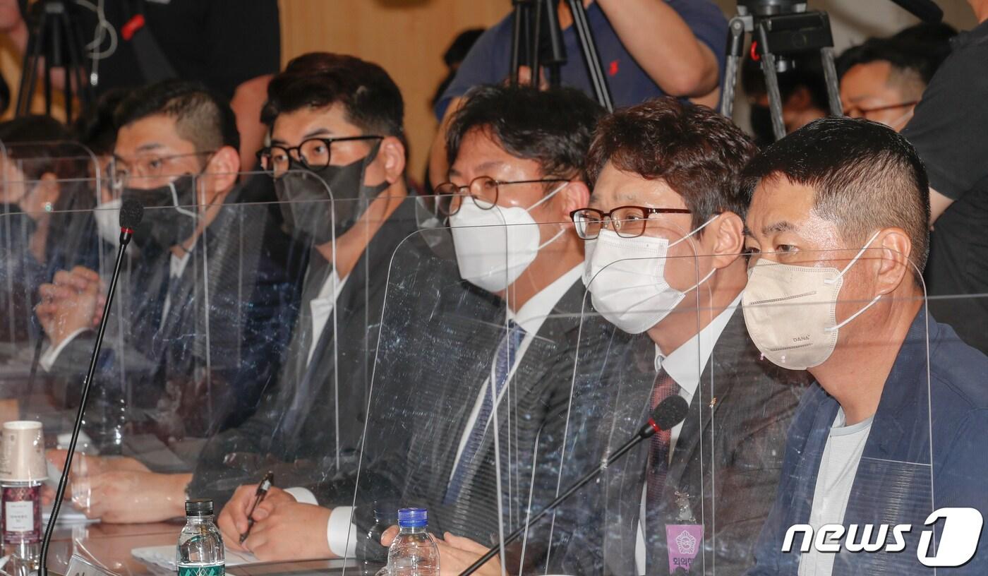 본문 이미지 - 13일 국회 의원회관에서 열린 ‘가상자산 시장의 공정성 회복과 투자자 보호대책 긴급점검 당정간담회’에 참석한 가상화폐거래소 대표들이 발표를 듣고 있다. (공동취재) 2022.6.13/뉴스1 ⓒ News1 허경 기자