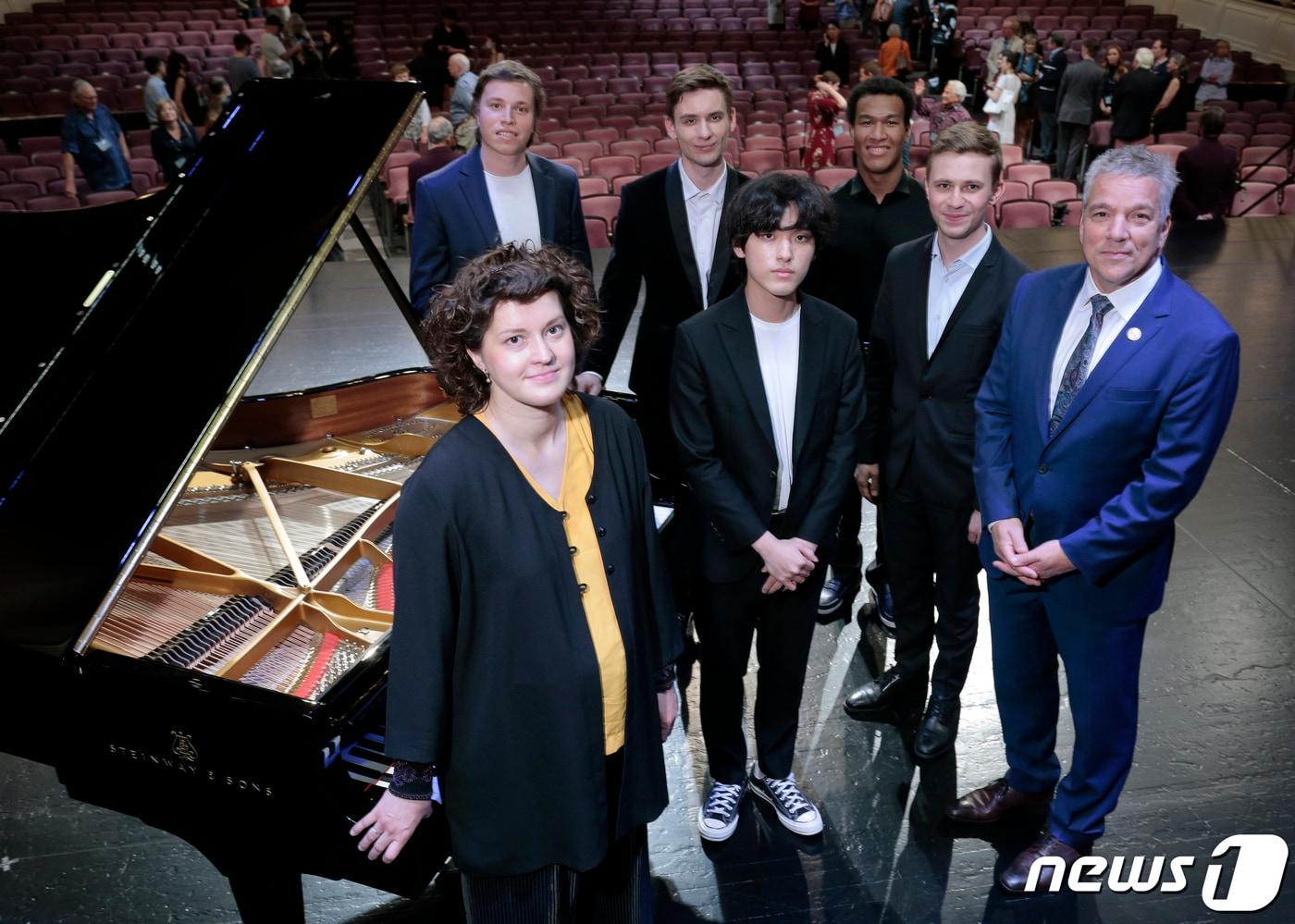 미국 반 클라이번 콩쿠르 결선에 진출한 한국인 피아니스트 임윤찬(사진 앞줄 왼쪽에서 두 번째). (반 클라이번 콩쿠르 조직위원회 제공) ⓒ 뉴스1