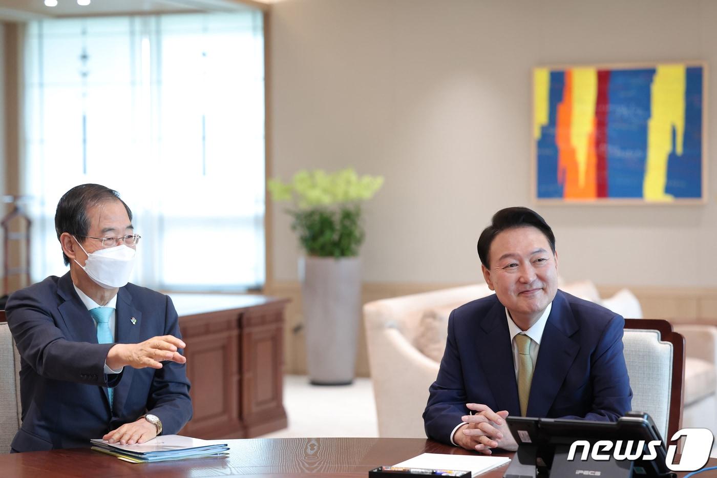 본문 이미지 - 윤석열 대통령이 13일 용산 대통령실 집무실에서 열린 한덕수 국무총리와의 첫 주례회동 사전 환담에서 미소지소 있다. (대통령실 제공) 2022.6.13/뉴스1 ⓒ News1 오대일 기자