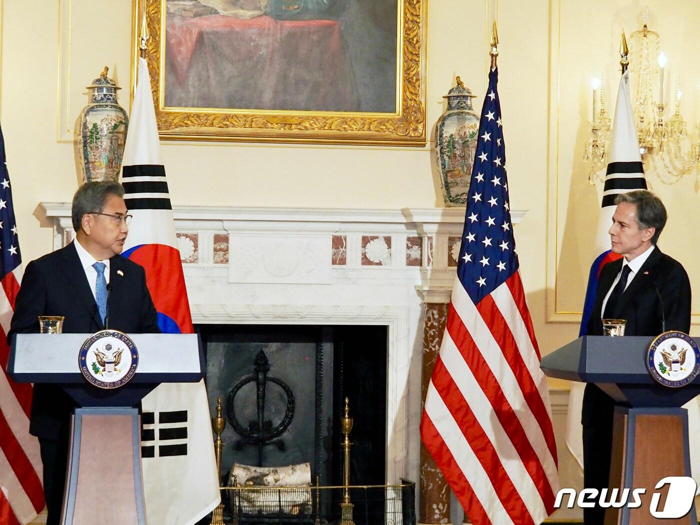 본문 이미지 - 박진 외교부 장관과 토니 블링컨 미 국무장관이 지난 13일(현지시간) 미 국무부에서 회담을 가진 뒤 기자회견을 하고 있는 모습. (워싱턴특파원단 제공) 2022.6.14/뉴스1 ⓒ News1 김현 특파원
