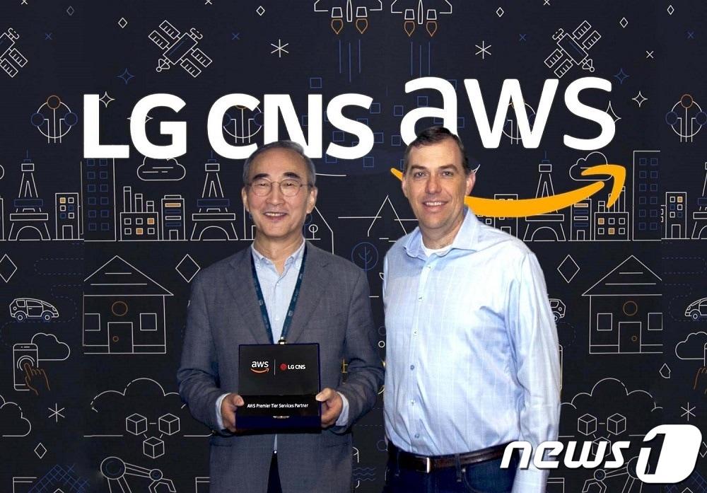 본문 이미지 - 김영섭 LG CNS 사장(왼쪽)과 AWS 맷 가먼(Matt Garman) 수석 부사장이 LG CNS의 'AWS 프리미어 티어 파트너' 자격 획득 기념 사진을 촬영하고 있다. (사진제공=LG CNS) ⓒ 뉴스1