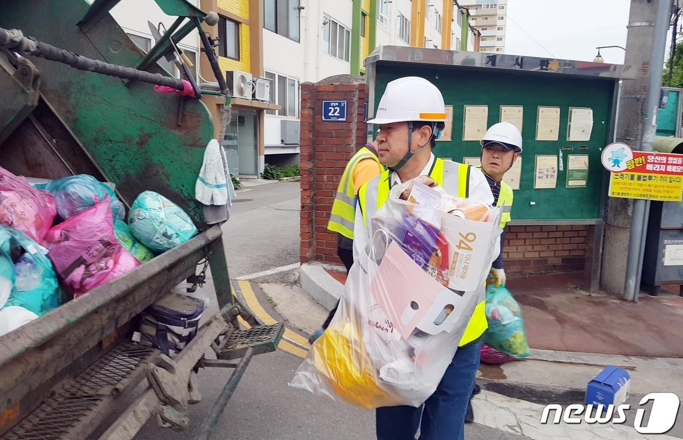 본문 이미지 - 이재영 증평군수 당선인이 환경미화원들과 쓰레기 수거활동을 하는 등 현장체험을 하고 있다.(정책자문단 제공)ⓒ 뉴스1