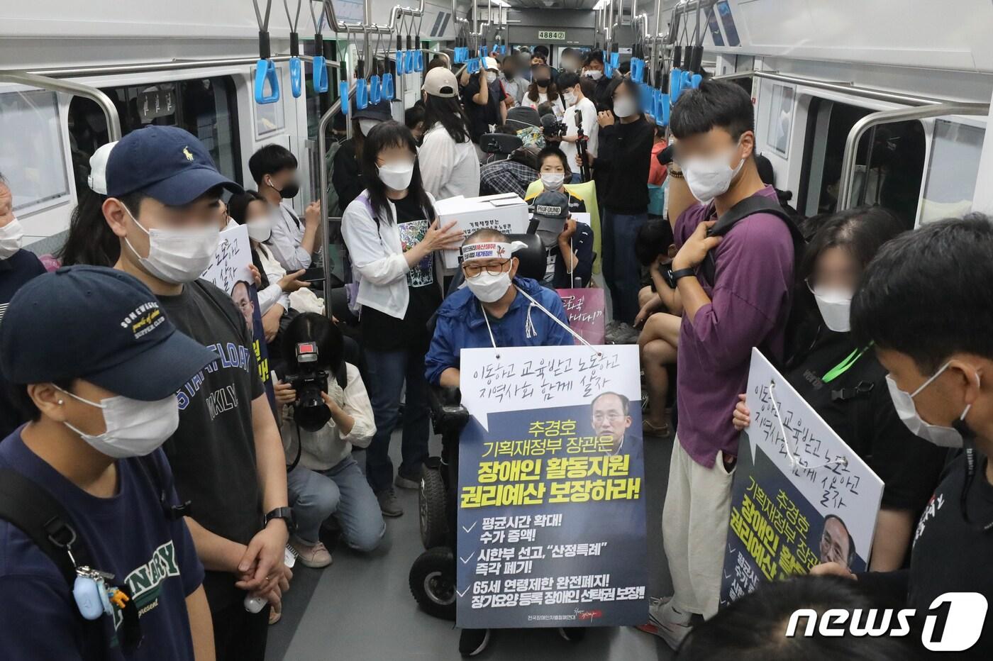 전국장애인차별철폐연대(전장연) 회원들이 14일 오전 서울 용산구 지하철 4호선 삼각지역에서 탑승해 회현역으로 이동하며 장애인 이동권 및 예산 확보를 위한 시위를 하고 있다.. 2022.6.14/뉴스1 ⓒ News1 송원영 기자