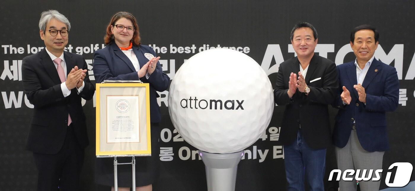 이웅열 코오롱그룹 명예회장과 장희구 코오롱인더스트리 사장 등이 14일 오전 서울 강서구 마곡동 코오롱 원앤온리타워에서 열린 세계 최장 비거리 골프볼 아토맥스(ATTOMAX) 세계기록위원회(World Record Committee) 공식기록 인증식에 참석해 기념 촬영을 하고 있다. 왼쪽부터 김덕은 한국기록원장, 데이나 헤슈 미국 세계기록위원회 심사위원 대표, 이 명예회장, 장 사장. 2022.6.14/뉴스1 ⓒ News1 이광호 기자