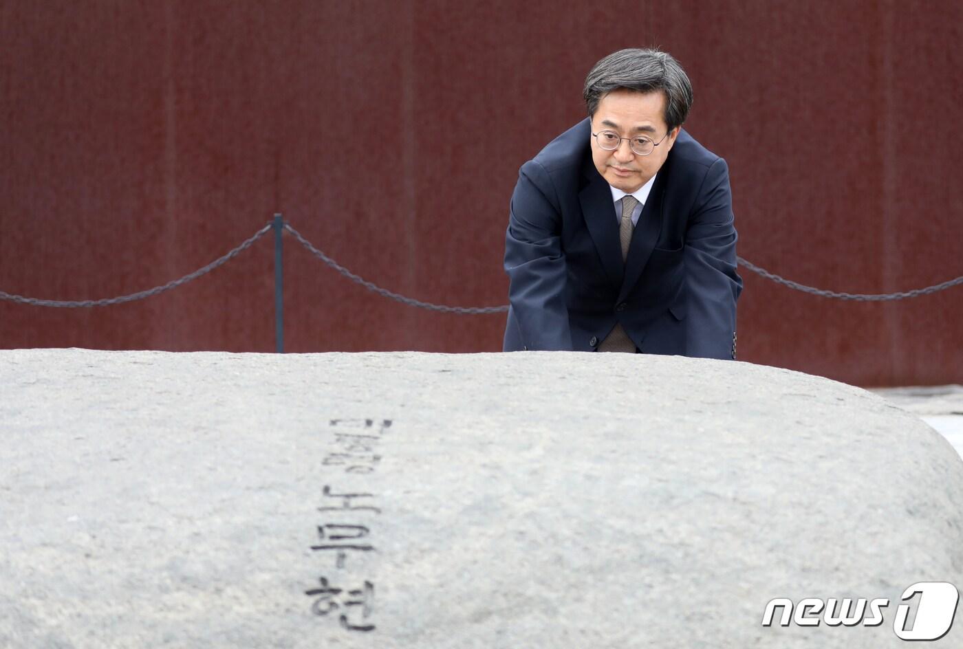 본문 이미지 - 김동연 경기도지사 당선인이 14일 경남 김해 봉하마을을 찾아 고 노무현 전 대통령 묘소를 참배를 하고 있다. 2022.6.14/뉴스1 ⓒ News1 김영훈 기자