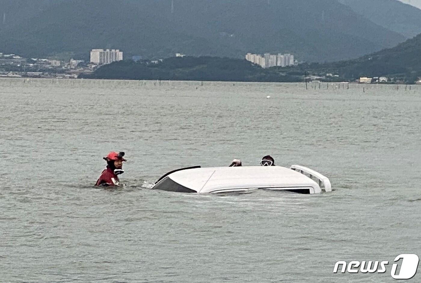 사천 비토섬과 월등도 사이의 바닷길에 빠진 포터 차량(사천해경 제공). ⓒ 뉴스1