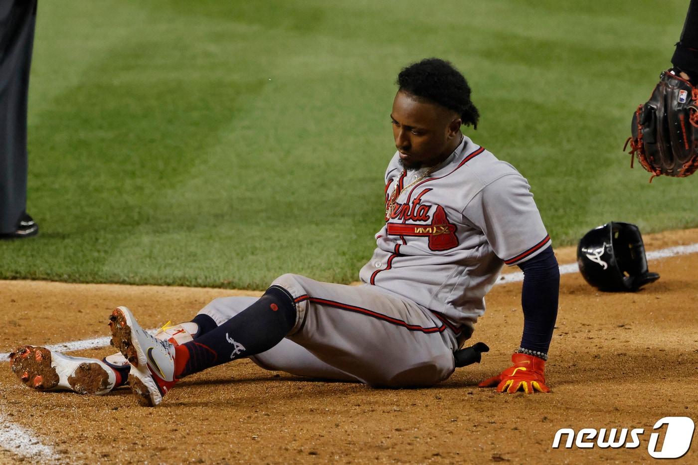 워싱턴과 경기에서 골절상을 당한 애틀랜타 아지 알비스. ⓒ 로이터=뉴스1