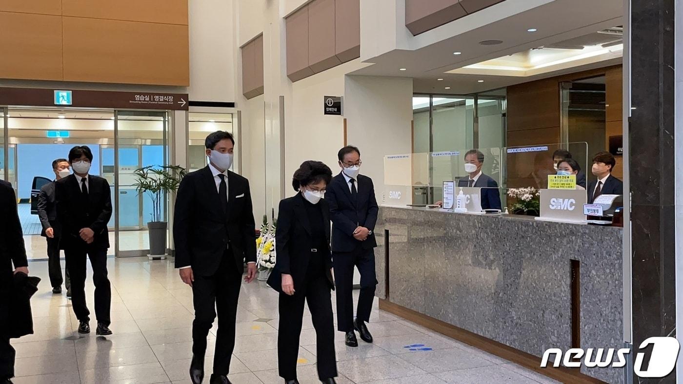 이명희 신세계그룹 회장과 정용진 신세계그룹 부회장이 故 이재관 전 새한그룹 부회장 빈소를 방문했다. ⓒ 뉴스1 신민경 기자