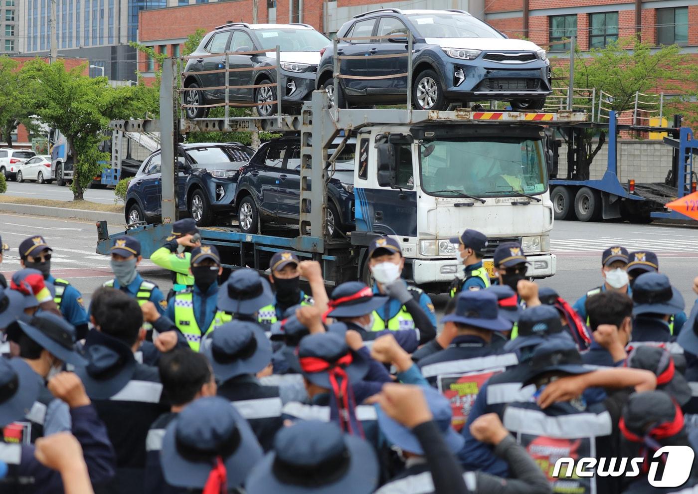본문 이미지 - 화물연대 총파업 8일째인 14일 오후 경기 평택시 평택항 인근 차량물류센터로 들어가는 비노조 카캐리어 차량들을 향해 화물연대 노조원들이 선전전을 벌이고 있다. 2022.6.14/뉴스1 ⓒ News1 김영운 기자