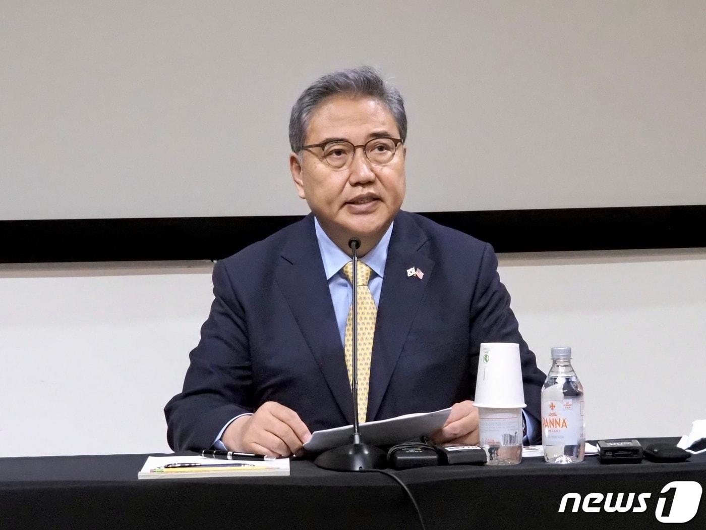 본문 이미지 - 박진 외교부장관이 14일(현지시간) 워싱턴DC에서 특파원들과 간담회를 갖고 있다. ⓒ 뉴스1(워싱턴특파원단 제공)