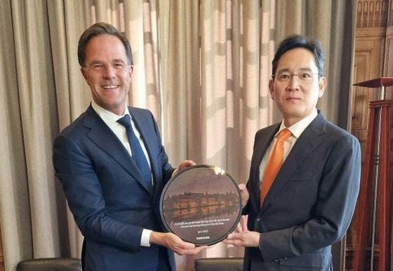 본문 이미지 - 이재용 삼성전자 부회장(오른쪽)이 14일(현지시간) 네덜란드 헤이그에서 마르크 뤼터 네덜란드 총리와 기념 촬영을 하고 있다(삼성전자 제공) 2022.6.15/뉴스1