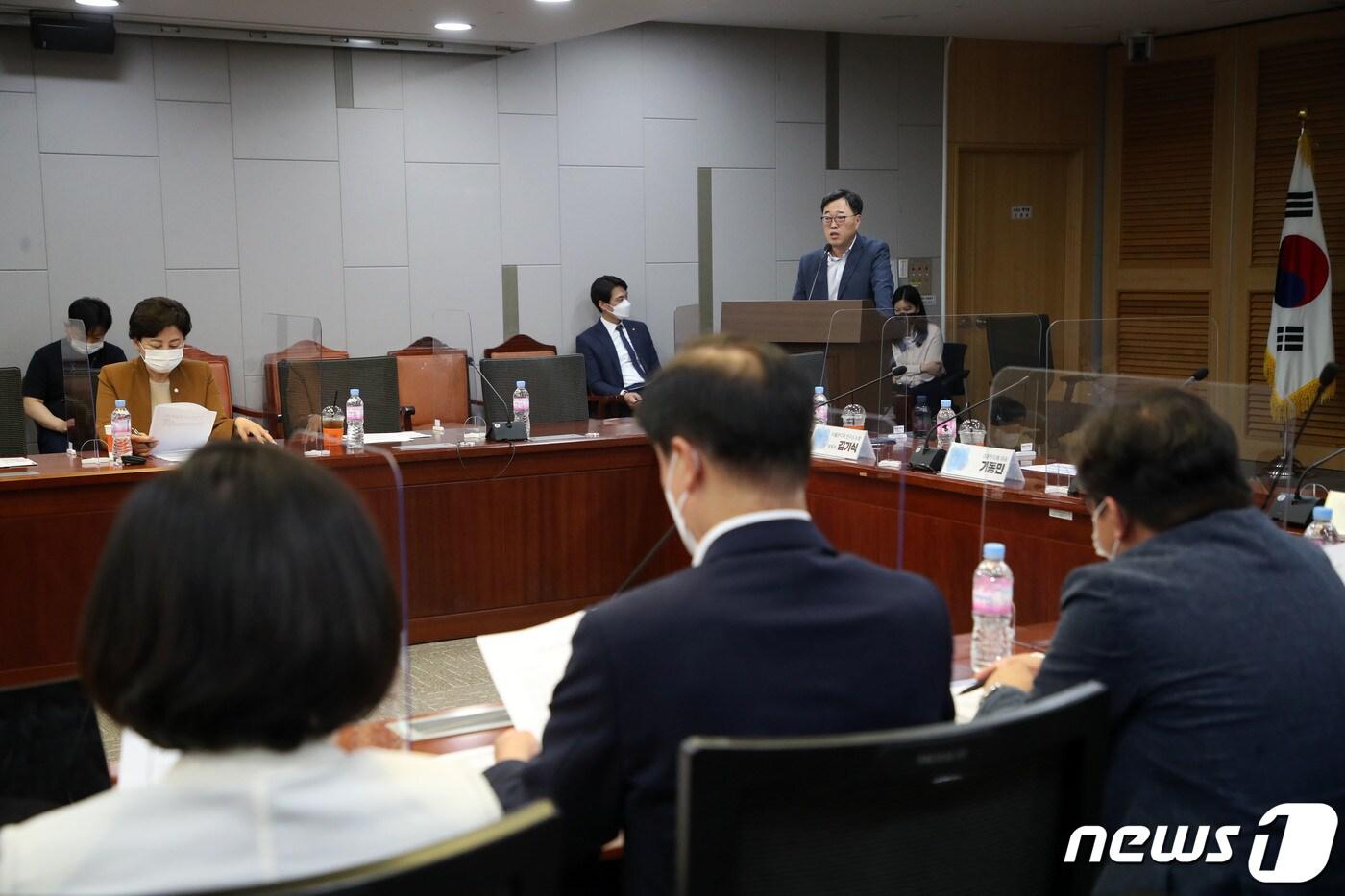 본문 이미지 - 김기식 더미래연구소장이 15일 오전 서울 여의도 국회의원회관에서 더불어민주당 내 최대 의원모임인 '더좋은미래'(더미래)가 주최한 2022년 대통령선거와 지방선거 평가 토론회에서 발제를 하고 있다. (공동취재) 2022.6.15/뉴스1 ⓒ News1 이재명 기자