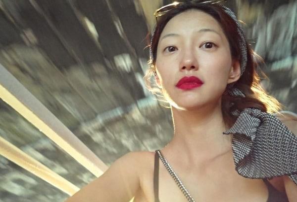 본문 이미지 - "워터밤 콘서트 물 300톤을 소양강에 뿌려줬음 좋겠다"고 해 가수 싸이 지지자 등으로부터 비난을 받은 배우 이엘. (인스타그램 갈무리) ⓒ 뉴스1