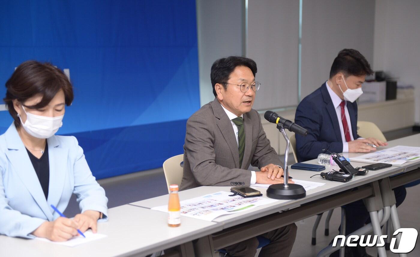 본문 이미지 - 강기정 광주시장 당선인이 15일 광주도시공사에 마련된 새로운 광주시대 준비위원회 대강당에서 가진 미디어데이에서 민선8기 시정 방향 등을 밝히고 있다.2021.6.15/뉴스1 ⓒ News1 박준배 기자