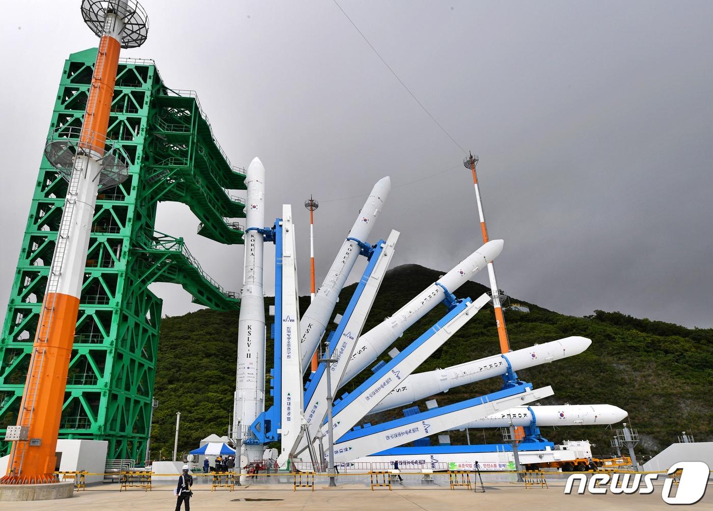 본문 이미지 - 한국형 발사체 누리호(KSLV-Ⅱ) 2차 발사일을 하루 앞둔 15일 전남 고흥군 나로우주센터 발사대에 누리호가 기립되고 있다. (한국항공우주연구원 제공) 2022.6.15/뉴스1