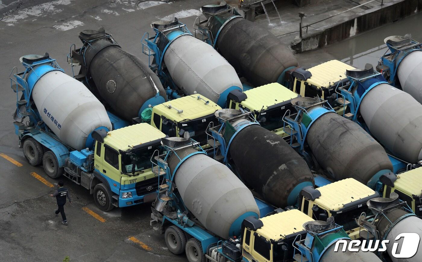 화물연대가 정부와의 5차 교섭 끝에 협상 타결 후 업무에 복귀한 15일 오후 경기 안양시의 한 레미콘 공장에서 레미콘 차량들이 운행을 준비하고 있다. 2022.6.15/뉴스1 ⓒ News1 이동해 기자