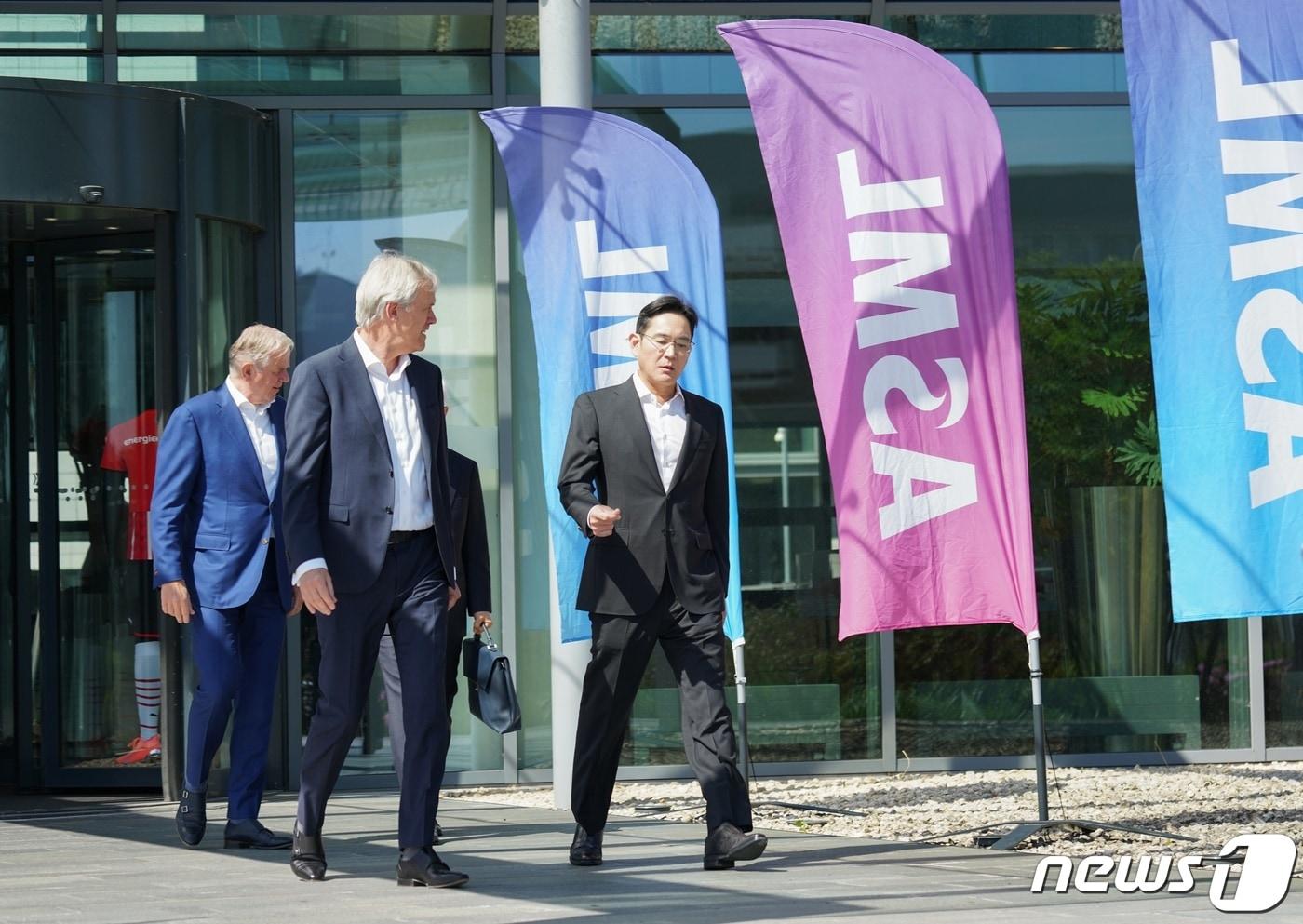본문 이미지 - 이재용 삼성전자 회장이 네덜란드 에인트호번 ASML 본사를 둘러보고 있다. (삼성전자 제공) 2022.6.15/뉴스1