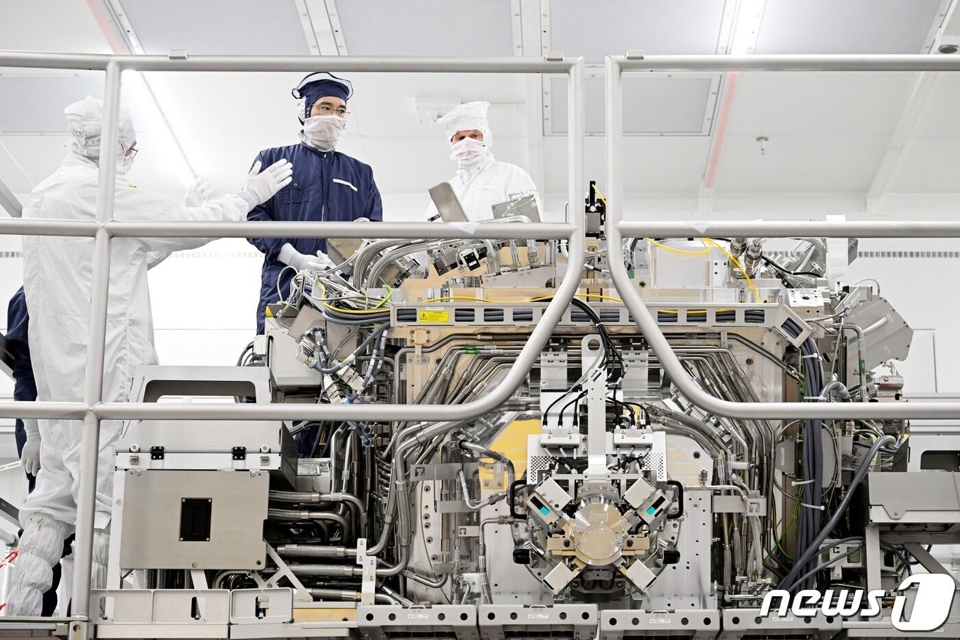 본문 이미지 - 이재용 삼성전자 부회장이 14일(현지시간) 네덜란드 에인트호번에 위치한 ASML 본사에서 피터 베닝크 CEO, 마틴 반 덴 브링크 CTO 등과 함께 반도체 장비를 점검하고 있다. (삼성전자 제공) 2022.6.15/뉴스1