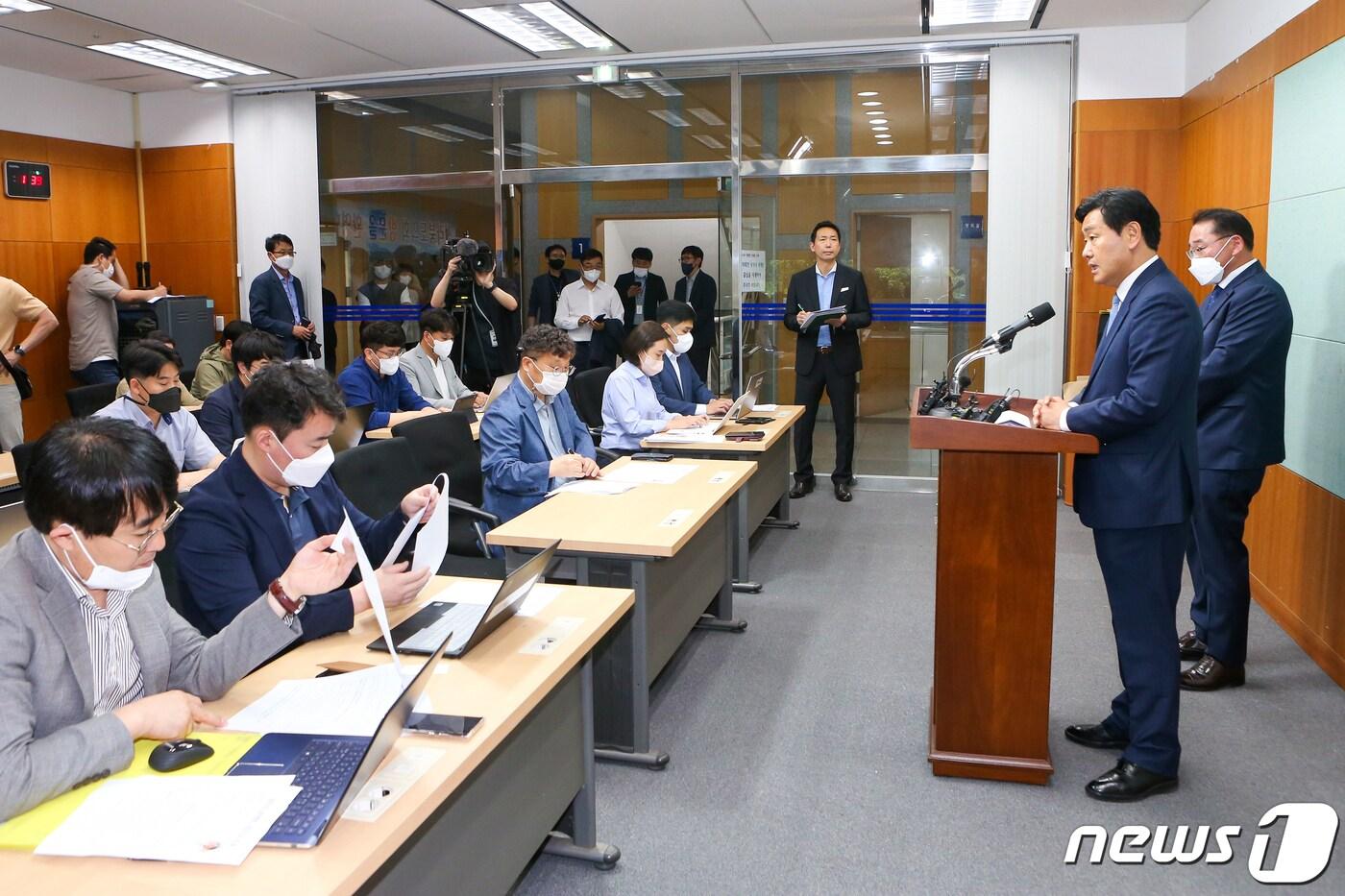 15일 김관영 전북도지사 당선인이 전북도의회 브리핑룸에서 민선 8기 첫 경제부지사 및 정무수석 인사와 관련한 기자회견을 하고 있다.2022.6.15/ ⓒ 뉴스1