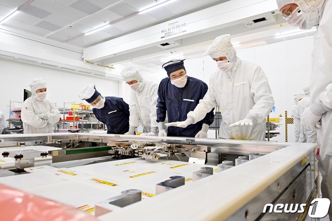 이재용 삼성전자 회장이 지난 2022년 6월 네덜란드 ASML 본사를 찾아 피터 베닝크 CEO, 마틴 반 덴 브링크 CTO 등과 함께 반도체 장비를 점검하고 있다. (삼성전자 제공) 2022.6.15/뉴스1