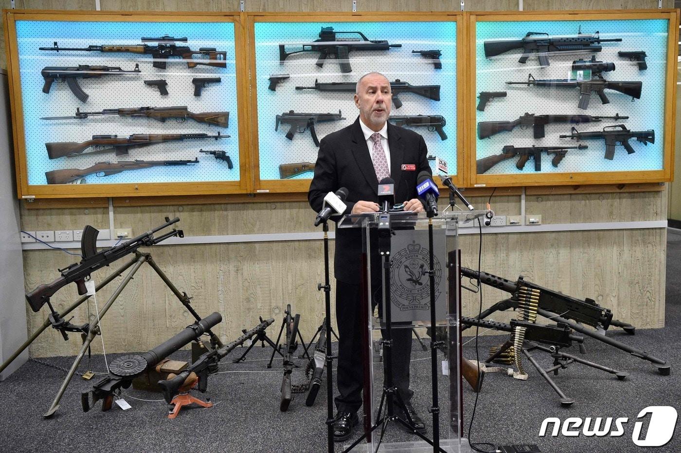 호주 시드니에서 한 경찰관이 불법 총기 소지 관련해 기자회견을 하고 있다. 2017.08.08 ⓒ AFP=뉴스1 ⓒ News1 정윤미 기자