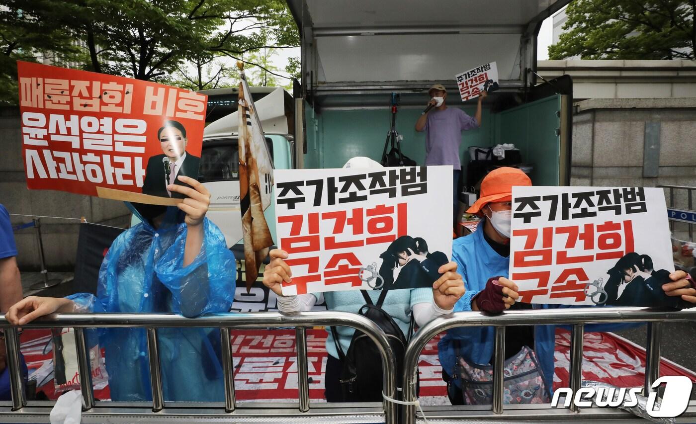 15일 오후 서울 서초구 윤석열 대통령 자택 인근에서 진보성향 유튜브 채널인 '서울의소리' 측 참가자들이 문재인 전 대통령의 양산 사저 주변에서 열리고 있는 보수 인사들의 집회 중단과 김건희 여사에 대한 수사 등을 촉구하고 있다. 2022.6.15/뉴스1 ⓒ News1 송원영 기자