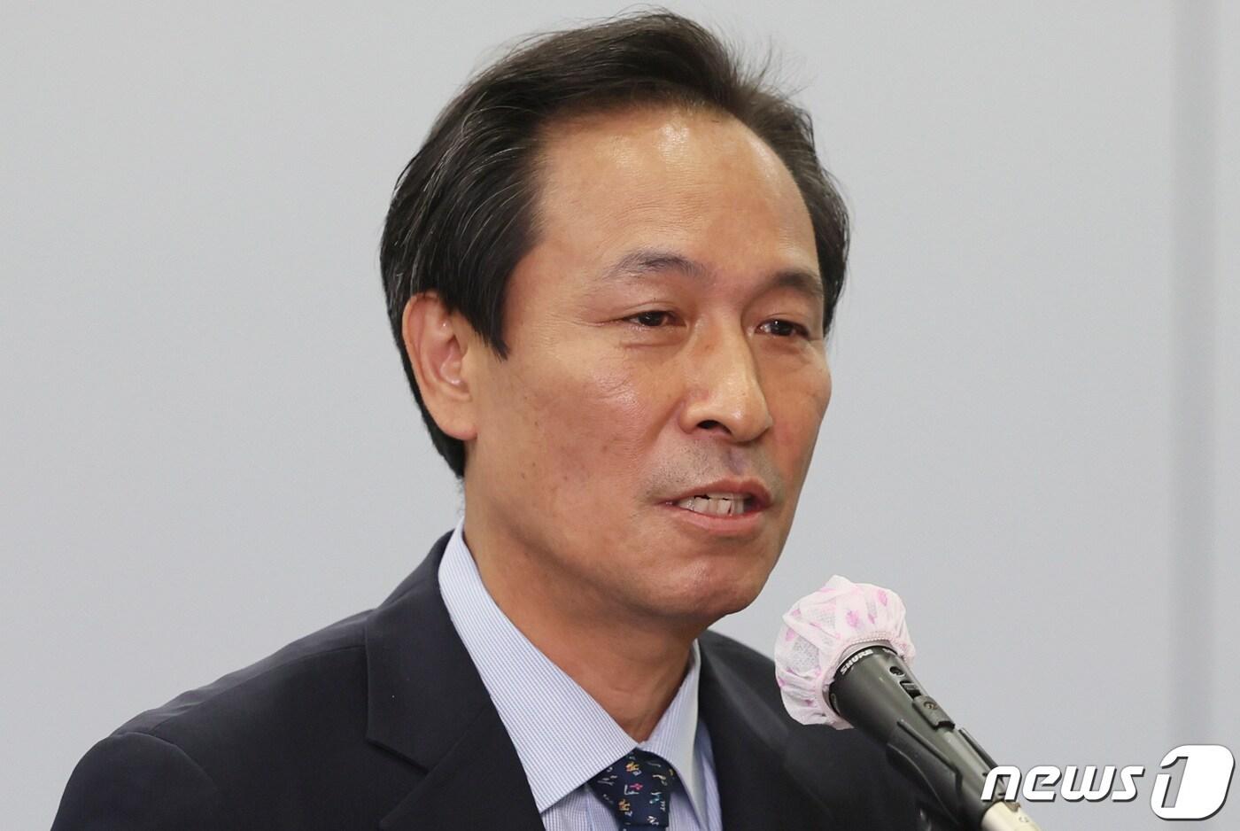 우상호 더불어민주당 비상대책위원장이 15일 오후 서울 마포구 연세대학교 김대중도서관 컨벤션홀에서 열린 6·15 남북정상회담 22주년 기념식 및 학술회의에서 축사하고 있다. 2022.6.15/뉴스1 ⓒ News1 국회사진취재단