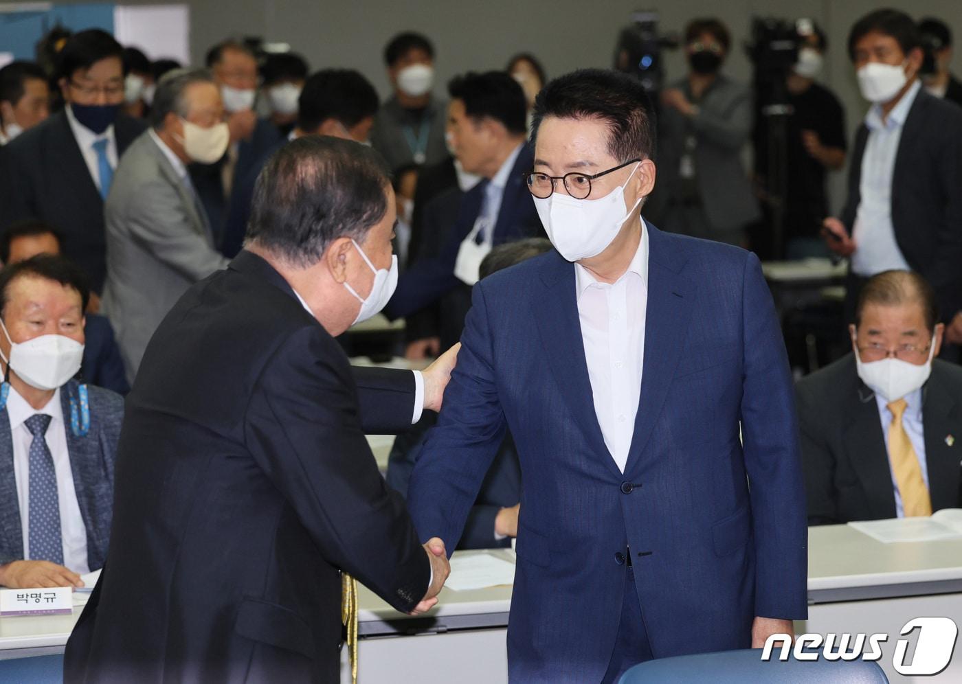 본문 이미지 - 문희상 전 국회의장(왼쪽)과 박지원 전 국정원장이 15일 오후 서울 마포구 연세대학교 김대중도서관 컨벤션홀에서 열린 6·15 남북정상회담 22주년 기념식 및 학술회의에서 인사를 하고 있다. 2022.6.15/뉴스1 ⓒ News1 국회사진취재단