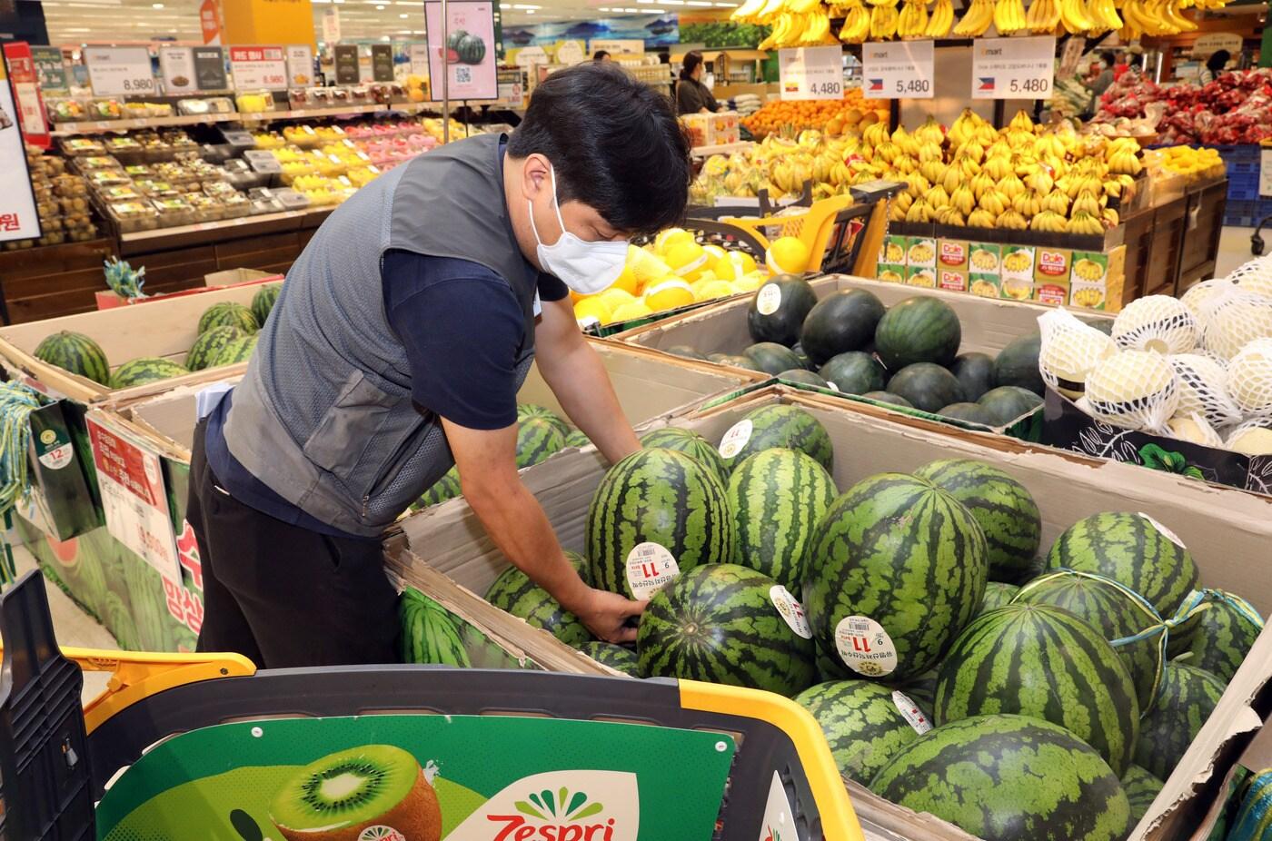 이마트 매장 수박 매대.(이마트 제공) ⓒ 뉴스1