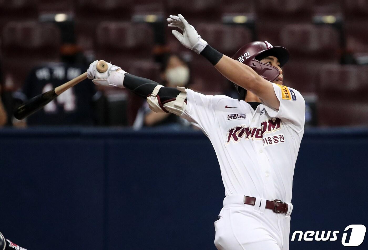 키움 히어로즈가 한 여름 주말 홈경기 시간을 오후 2시로 앞당긴다. 사진은 키움 이정후. /뉴스1 DB ⓒ News1 김진환 기자