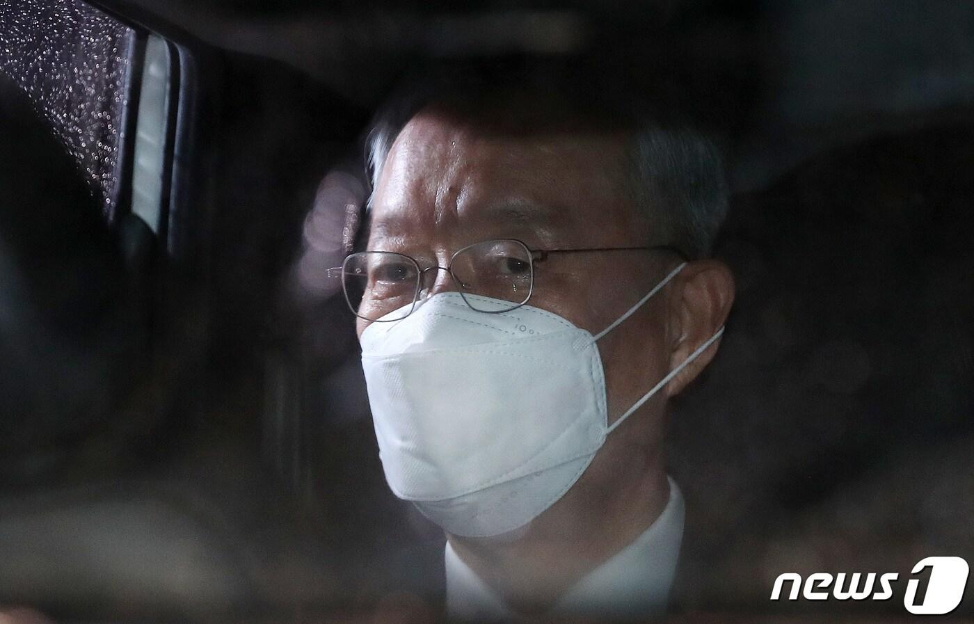 본문 이미지 - 산업통상자원부 산하 기관장 사퇴를 종용했다는 '산업부 블랙리스트' 의혹을 받는 백운규 전 장관이 15일 오후 구속영장이 기각되자 서울 송파구 동부구치소에서 귀가하고 있다. 2022.6.15/뉴스1 ⓒ News1 박지혜 기자